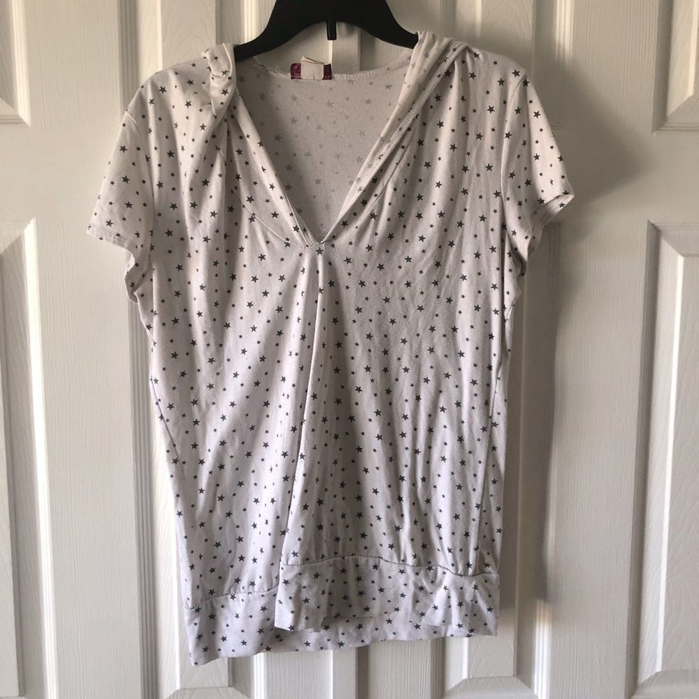 6/$20 Love Me Kiss Me white hooded star top size XL